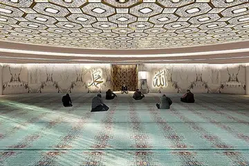GUNA KONSEP REKAAN ISLAM JALI: Cik Siti Nadiah menggunakan skrin bermotif rekaan geometri yang membolehkan cahaya matahari menyusup dan menyinari dewan solat masjid (gambar atas) untuk menggambarkan suasana yang tenang. - Foto-foto ihsan SITI NADIAH E.M. MOHD JAILANI