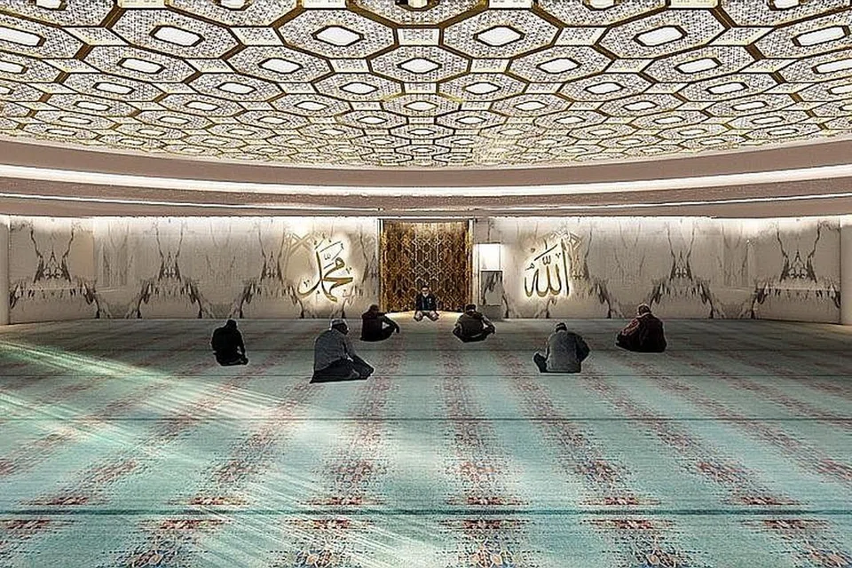 GUNA KONSEP REKAAN ISLAM JALI: Cik Siti Nadiah menggunakan skrin bermotif rekaan geometri yang membolehkan cahaya matahari menyusup dan menyinari dewan solat masjid (gambar atas) untuk menggambarkan suasana yang tenang. - Foto-foto ihsan SITI NADIAH E.M. MOHD JAILANI