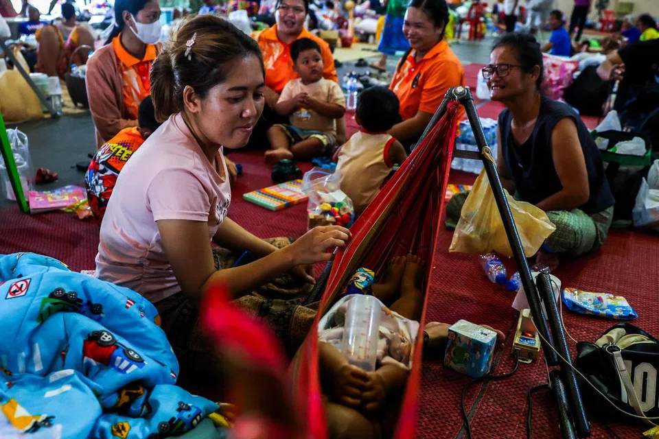 Orang ramai berehat di dalam sebuah tempat perlindungan selepas Thailand dan Kemboja bertukar tembakan artileri berat pada hari Jumaat, ketika pertempuran terburuk dalam lebih sedekad antara kedua-dua negara berlarutan ke hari kedua, di Surin, Thailand, 25 Julai 2025. 