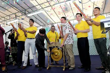 BAZAR UTARA DILANCAR: Pelancaran Bazar Raya Utara di Woodlands dirasmikan semalam oleh Encik Amrin (tiga dari kanan) bersama Encik Khaw (dua dari kiri), Encik Nair (kiri) dan Encik Ong Teng Koon (dua dari kanan). - Foto SHAHRIYA YAHAYA