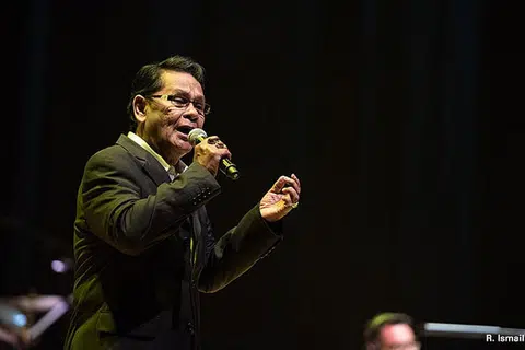 PERGINYA SEORANG LEGENDA: Biduan R. Ismail yang meninggal dunia pada Ahad petang (13 September) dikenali kerana kelunakan suaranya ketika menyanyikan lagu Gurindam Jiwa yang dipopularkan bersama Allahyarhamha Rafeah Buang sebagai runut bunyi filem klasik dengan tajuk Gurindam Jiwa. - Foto ESPLANADE