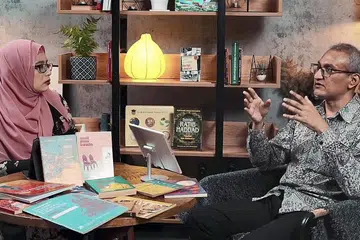 KONGSI HALA TUJU: Hos Pustaka Nasional TV, Cik Sharifah Md. Kassim, bersama Pengarah Urusan Pustaka Nasional, Syed Ali Ahmad Semait,dalam episod pertama PN TV. - Foto PUSTAKA NASIONAL