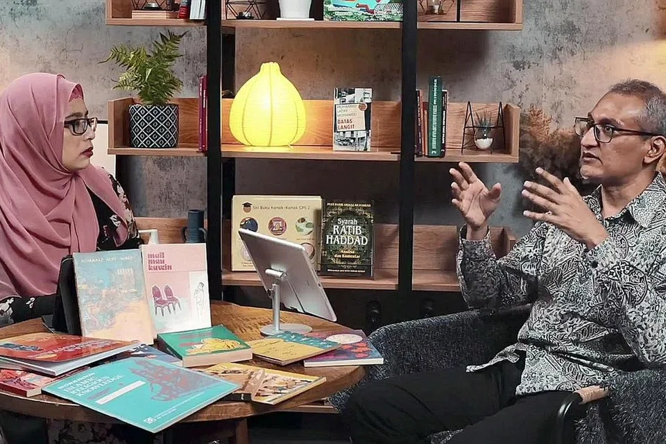 KONGSI HALA TUJU: Hos Pustaka Nasional TV, Cik Sharifah Md. Kassim, bersama Pengarah Urusan Pustaka Nasional, Syed Ali Ahmad Semait,dalam episod pertama PN TV. - Foto PUSTAKA NASIONAL