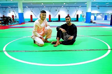 PENDEKAR BERAYA: Meskipun gembira dapat meluangkan masa beraya dengan keluarga, di balik fikiran kedua pesilat negara, Muhammad Iqbal (kiri) dan Sheik Farhan, mereka ingin mencapai kemenangan di Sukan Asia nanti. - Foto BH oleh LIM SIN THAI