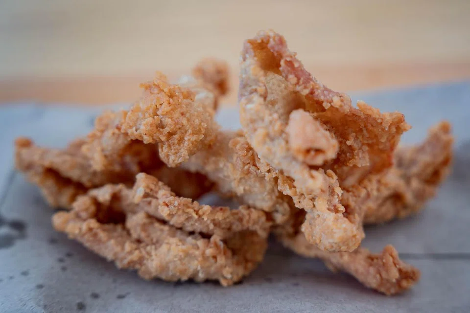 Kulit ayam, $3, oleh Jom Lekor. 