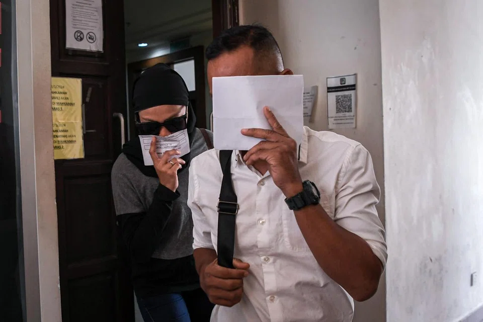 Seorang suri rumah (kiri) menukar pengakuan kepada tidak bersalah di Mahkamah Sesyen di sini atas pertuduhan menganiaya anak lelakinya dengan memberi minum susu bercampur air yang mengandungi methamphetamine. Suaminya juga mengekalkan pengakuan tidak bersalah atas pertuduhan sama.