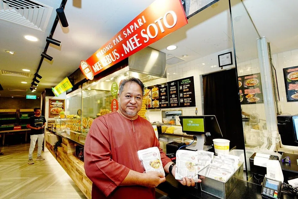 Pemilik gerai Warong Pak Sapari, Encik Sumadi Sapari, mengeluarkan pes soto yang membantu perniagaanya berkembang kepada skala lebih tinggi. Kini, ia mempunyai cawangan di Lau Pa Sat dan Century Square, selain di Pusat Makan Adam Road. 