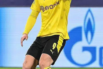 DILAHIRKAN UNTUK MENGECAP KEMENANGAN: Haaland dikatakan mempunyai tahap semangat yang serupa seperti Cristiano Ronaldo dan Zlatan Ibrahimovic, yang menjadi idolanya. Pada usia 20 tahun, penyerang Borussia Dortmund ini telah mengatasi rekod bintang Brazil Ronaldo dan Adriano dengan menjaringkan 16 gol Liga Juara-Juara dengan mengambil perlawanan yang lebih kurang berbanding pemain lain. - Foto AFP