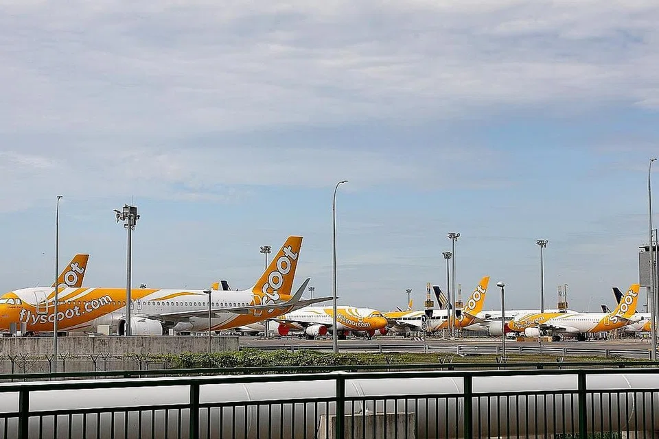 TERJEJAS: Beberapa pesawat Scoot kelihatan diletakkan di Lapangan Terbang Changi. Sektor penerbangan merupakan antara yang teruk terjejas wabak Covid-19. - Foto fail