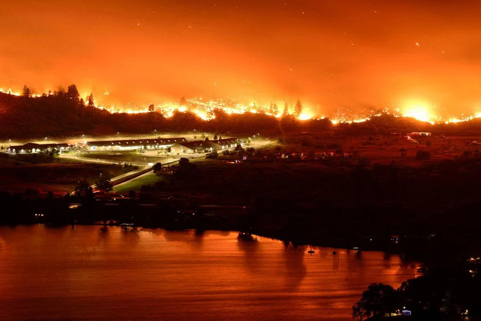 API MARAK: Kebakaran hutan Eagle Bluff dilihat melintas sempadan di Washington di Amerika Syarikat, mencetuskan arahan berpindah di Osoyoos, British Columbia, Canada, pada 30 Julai. 