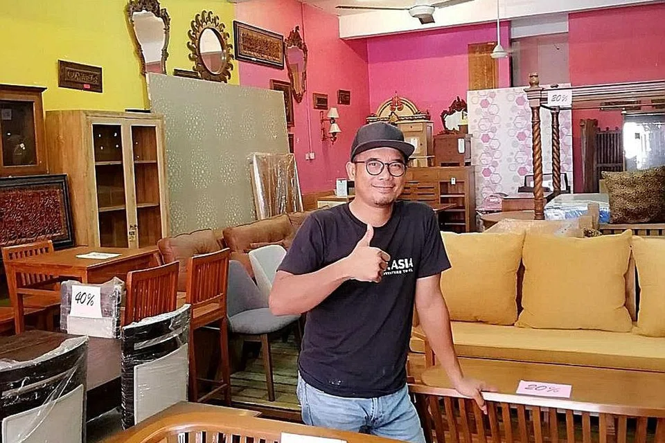 DAPAT DISELAMATKAN: Encik Mohd Kafiz Bachok lega selepas mengemas kedai yang dilanda banjir. - Foto ihsan MOHD KHAFIZ BACHOK