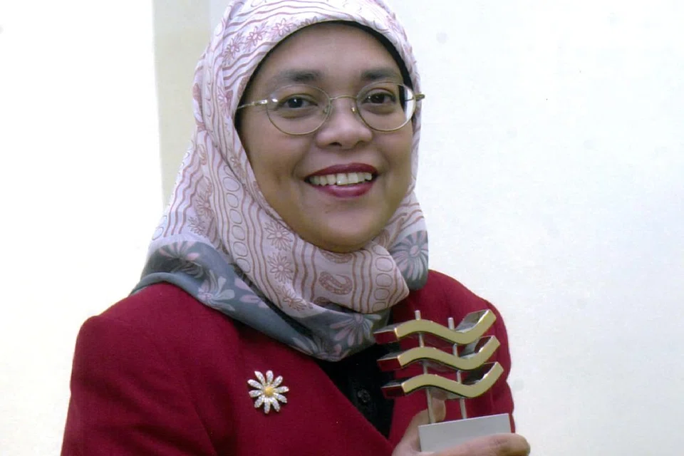 TOKOH WANITA: Cik Halimah dinobat pemenang Anugerah Jauhari Berita Harian/McDonald's pada 2001, sejurusnya pada tahun yang sama beliau juga berjaya dipilih sebagai Anggota Parlimen GRC Jurong. 