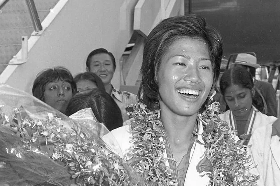 “Ratu Larian” Singapura, Chee Swee Lee, pulang dari Sukan Asia 1974 yang diadakan di Teheran, pada 18 September 1974.