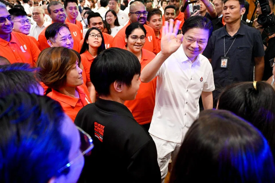 Perdana Menteri, Encik Lawrence Wong, menyapa hadirin setelah memberi ucapan pada acara penghargaan bagi aktivis dan rakan kerja PAP di Pusat Konvensyen dan Expo Sands pada 8 Jun.