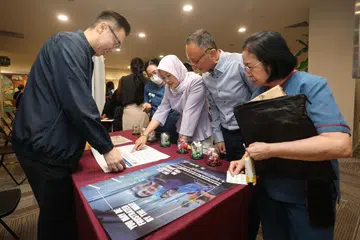 Menteri Negara (Kesihatan merangkap Penerangan dan Pembangunan Digital), Cik Rahayu Mahzam (tiga dari kanan) di reruai pembelajaran semasa acara Minggu Keselamatan dan Keamanan Hospital Khoo Teck Puat (KTPH) 2026, pada 30 September.