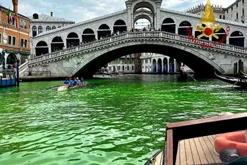 KEHIJAUAN: Perairan terusan Venice berubah menjadi kehijauan, dipercayai akibat sejenis larutan yang belum dikenal pasti oleh penganalisis.  Namun kajian awal menunjukkan tiada bahan toksik pada air di terusan itu.