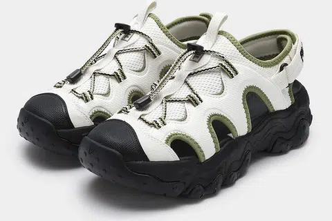 Sandal ‘FILA Core Fluid 5 Fashion Originale’ ini menawarkan keselesaan dan gaya dengan tali boleh dilaras serta gabungan warna hitam, putih, dan hijau. Dijual pada harga $102.40, sandal ini sesuai untuk kegunaan harian atau kegiatan santai.