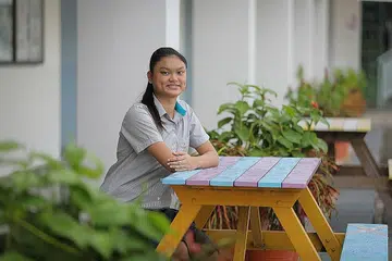 CEKAL MENANTI PELANGI: Nuraini Mohamed Faizal berjaya melangkah ke menengah lima berkat cekal menghadapi liku-liku kehidupan meskipun menghadapi isu kesihatan yang boleh membawa kepada penyakit barah kolon. - Foto BH oleh ONG WEE JIN