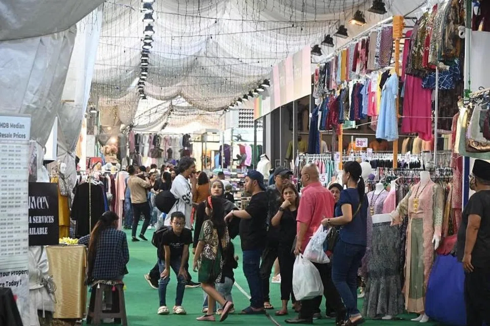 KEGIATAN HARAM: Dua daripada tiga beradik itu tidak menyediakan penginapan sewajarnya kepada enam warga asing yang mereka ambil secara haram sebagai pembantu reruai di Bazar Raya Geylang Serai.