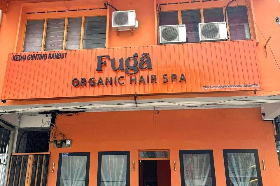 Kedai ini turut menyediakan Bilik Khas Muslimah untuk wanita berhijab, bagi memastikan privasi dan aurat mereka terpelihara dengan baik sepanjang menikmati rawatan spa.