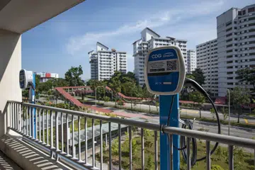 Tempat mengesas kenderaan elektrik yang dikendalikan CDG Engineering di tempat meletak kereta bertingkat HDB di Jurong West.