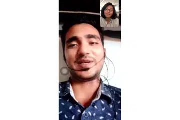 TERASING: Encik Sozal Mirza (layar besar) berkongsi keadaannya diasingkan di asrama Sungei Tengah Lodge bersama wartawan Berita Harian, Zulaiqah Abdul Rahim (layar kecil), menerusi satu panggilan video. - Foto BH oleh ZULAIQAH ABDUL RAHIM