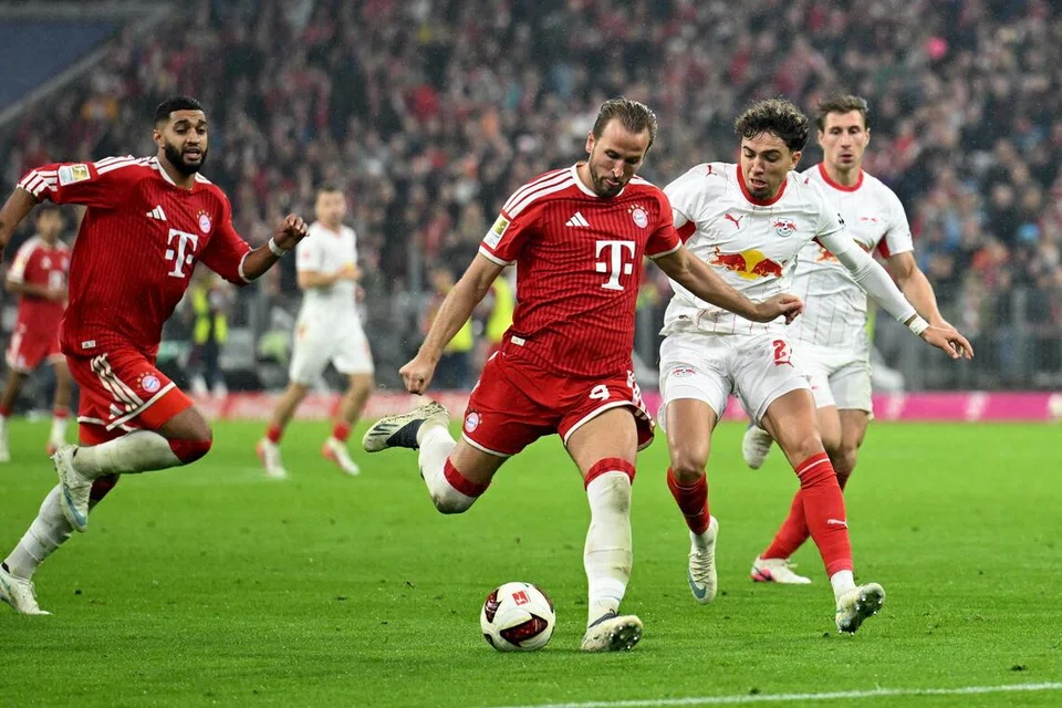 Harry Kane dari Bayern Munich melepaskan rembatan ke gawang semasa Bundesliga, perlawan antara Bayern Munich dengan RB Leipzig di Allianz Arena, Jerman pada 17 Oktober 2026.