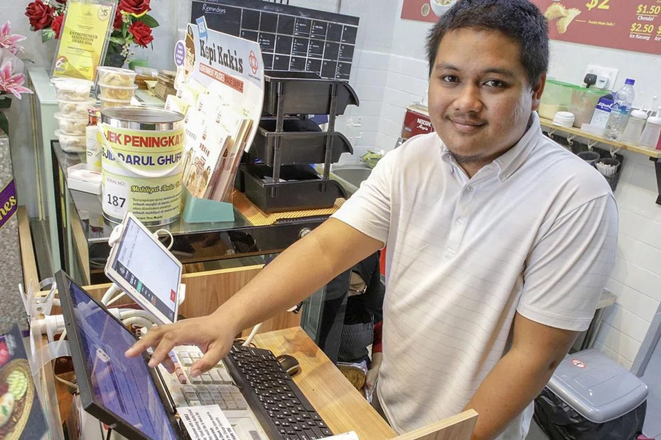 MANFAATKAN TEKNOLOGI: Encik Nasrul mula menggunakan teknologi seperti mesin daftar tunai skrin sentuh bagi merangsang daya penghasilan pekerjanya. - Foto BH oleh IQBAL FAIZAL