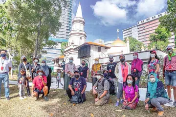 MASJID BERSEJARAH: Masjid Hajjah Fatimah sentiasa menjadi salah satu lokasi persinggahan setiap kali saya (kiri) mengadakan ekspedisi 'Jejak Warisan' di sekitar Kampong Glam. Ia dibina menggunakan gabungan seni bina Islam dan Eropah dan siap pada 1846 dan dipercayai masjid pertama di sini yang dinamakan sempena nama seorang wanita. - Foto SARAFIAN SALLEH 
