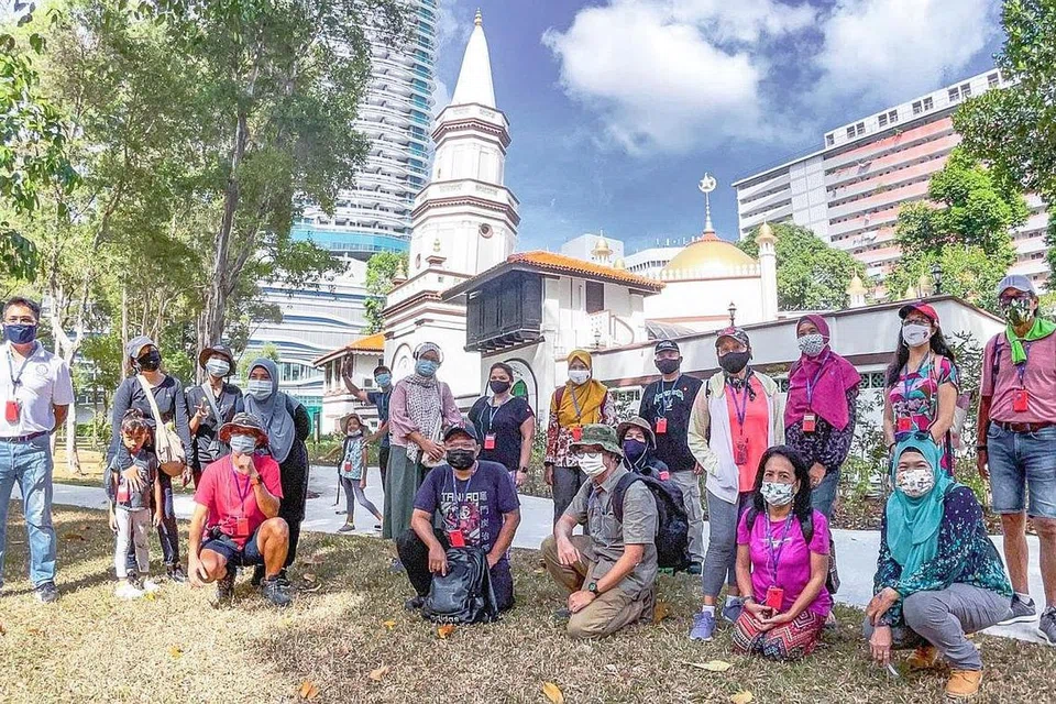 MASJID BERSEJARAH: Masjid Hajjah Fatimah sentiasa menjadi salah satu lokasi persinggahan setiap kali saya (kiri) mengadakan ekspedisi 'Jejak Warisan' di sekitar Kampong Glam. Ia dibina menggunakan gabungan seni bina Islam dan Eropah dan siap pada 1846 dan dipercayai masjid pertama di sini yang dinamakan sempena nama seorang wanita. - Foto SARAFIAN SALLEH 