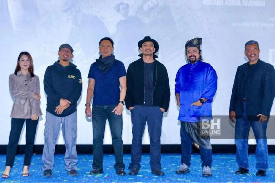 Pengarah filem ‘Pungut’, Areel Abu Bakar (tiga dari kanan), bersama barisan pelakon termasuk Megat Shahrizal (dua dari kanan), dan Ruzaidi Abdul Rahman (kanan)  pada majlis tayangan perdana dan sidang media filem ‘Pungut’ di Kuala Lumpur baru-baru ini.