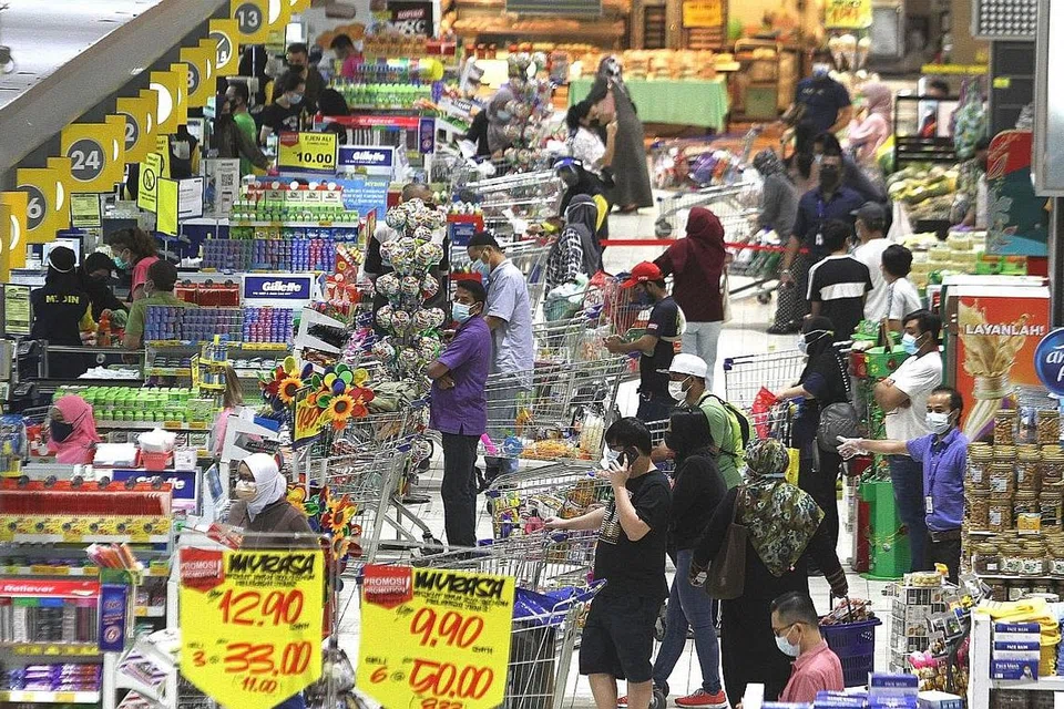 ASAK-ASAK SEBELUM PKP: Keadaan di pasar raya yang ramai kelmarin sedang orang ramai mendapatkan bekalan keperluan seharian menjelang pelaksanaan PKP penuh mulai hari ini. - Foto THE STAR