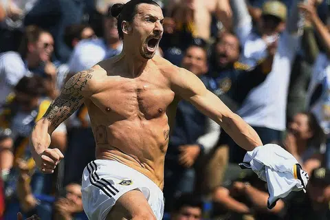 TIDAK UBAH KEPUTUSAN: Zlatan Ibrahimovic umumkan yang dirinya tidak akan mengubah keputusan mengenai penyertaannya dalam pasukan nasional di Piala Dunia di Russia yang akan datang. - Foto AFP