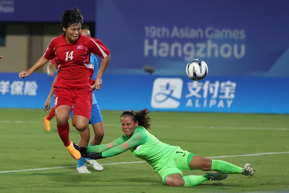 TEMUI SASARAN: Pemain Korea Utara Hong Songok menanduk gol pertama pasukan menentang Singapura dalam perlawaan pembukaan Kumpulan C Sukan Asia Hangzou di Stadium Pusat Sukan Wenzhou pada Ahad.