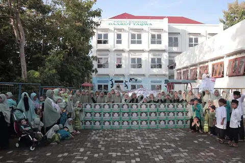 Anak yatim Daarut Taqwa di Yogyakarta, Indonesia, bergambar di hadapan bangunan tempat tinggal mereka  yang di bawah naungan Attawasol Insaniy Singapura pada Hari Raya Aidilfitri tahun 2024. 