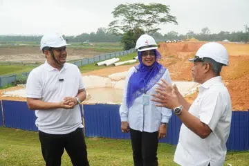 Pengerusi Jawatankuasa Kerja Raya, Pengangkutan, Infrastruktur dan Komunikasi Johor, Encik Mohamad Fazli Mohamad Salleh (kiri), ketika lawatan kerja ke loji rawatan air (LRA) Semangar, Kota Tinggi.