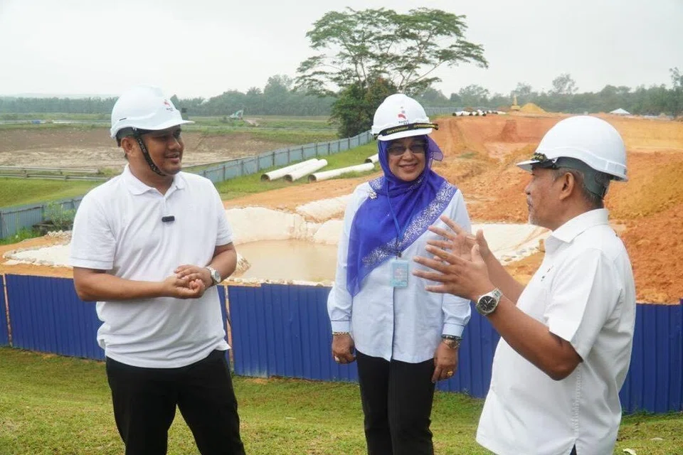 Pengerusi Jawatankuasa Kerja Raya, Pengangkutan, Infrastruktur dan Komunikasi Johor, Encik Mohamad Fazli Mohamad Salleh (kiri), ketika lawatan kerja ke loji rawatan air (LRA) Semangar, Kota Tinggi.