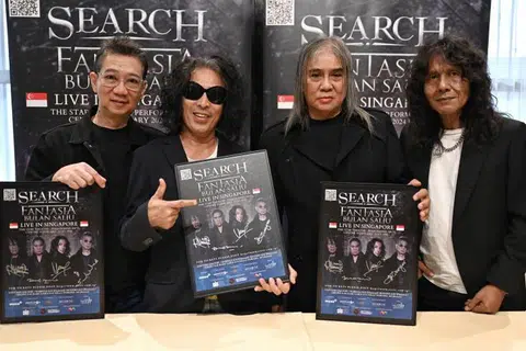 SINGAPURA DI HATI: Kumpulan Search yang terdiri daripada (dari kiri) Hillary Ang, Datuk Amy Search, Nasir Daud dan Man Kidal akur akan keistimewaan Singapura di mana beberapa lagu hit dirakam di Lion Studios yang bertempat di Commonwealth Drive.