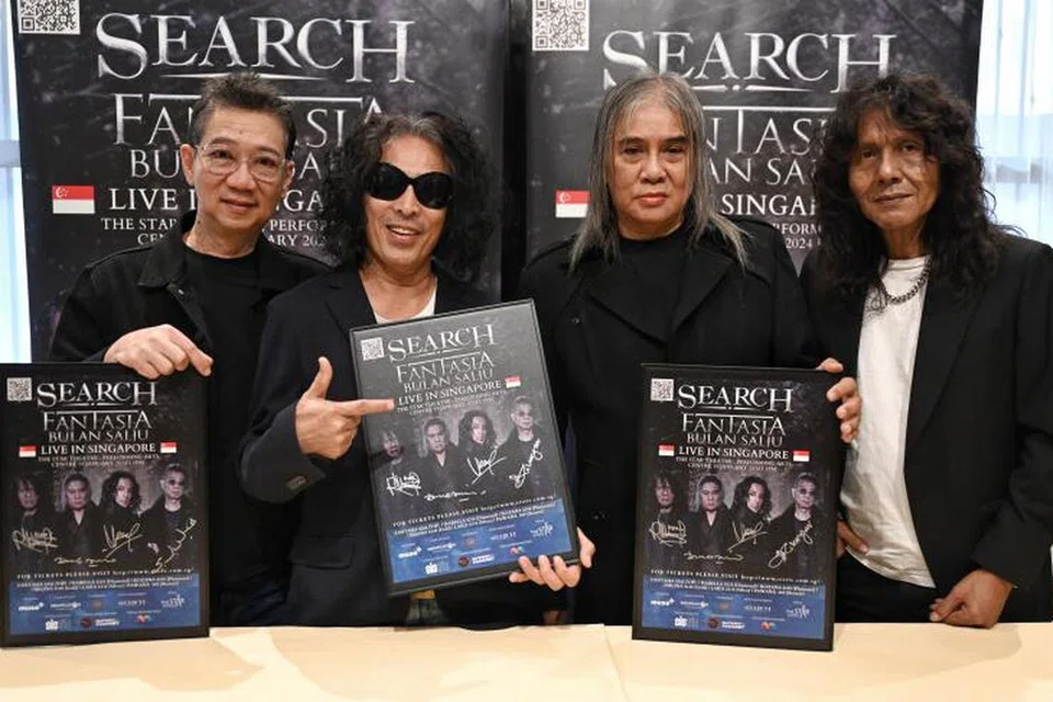 SINGAPURA DI HATI: Kumpulan Search yang terdiri daripada (dari kiri) Hillary Ang, Datuk Amy Search, Nasir Daud dan Man Kidal akur akan keistimewaan Singapura di mana beberapa lagu hit dirakam di Lion Studios yang bertempat di Commonwealth Drive.