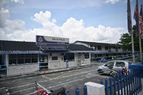 Pada 17 Mei, seorang lelaki radikal, mungkin bermotifkan ideologi ganas Isis, menyerang sebuah balai polis di Ulu Tiram, Johor, membunuh dua pegawai polis dan mencederakan seorang lagi. Insiden ini menarik perhatian Singapura kerana ia menekankan bagaimana rantau ini terus menyaksikan serangan yang dikaitkan dengan atau diilhamkan oleh Isis.
