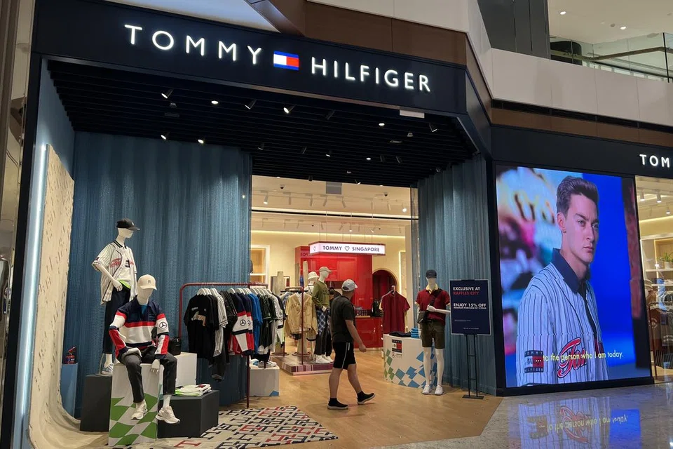 BAJU IKONIK: Harga baju khas Tommy Hilfiger bersama Mercedes bermula pada harga $319. 