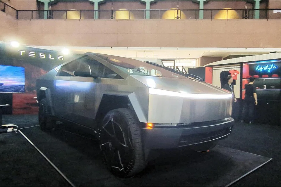 Telsa mempamerkan pikap canggih lasak lagi berkuasa tinggi, ‘Cybertruck’, di Millenia Walk pada Ogos.