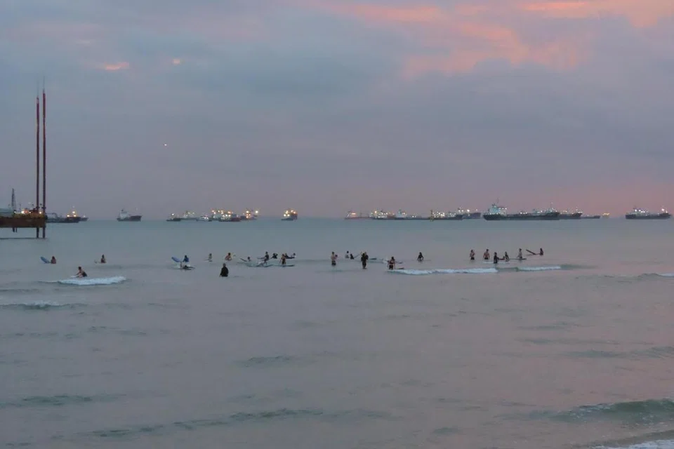 Longkang Point, terletak berhampiran dengan National Service Resort & Country Club (NSRCC) di Changi, dianggap sebagai satu-satunya lokasi luncur ombak semula jadi tempatan oleh penggiat kegiatan itu.
