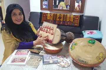 AKTIF DI USIA EMAS: Cik Faridah Hanum, yang menubuhkan kumpulan qasidah wanita Nurul Al-Syidiq pada 1977, masih lagi aktif bernyanyi dan bermain rebana dalam kumpulan marhaban di masjid. - Foto NUR DHUHA ESOOF