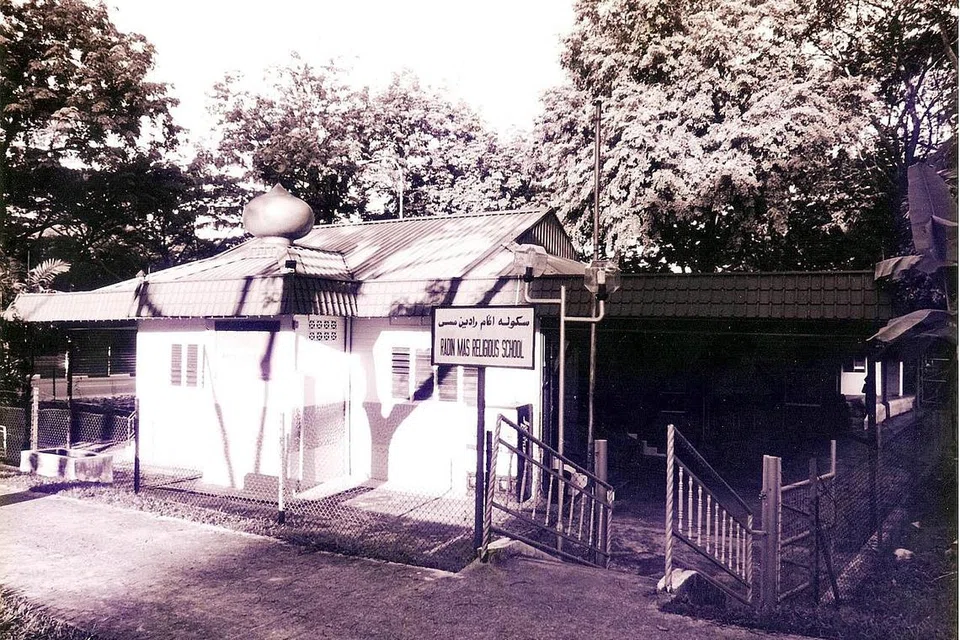 MASJID KAMPUNG: Inilah Masjid Radin Mas yang lama dulu terletak di kaki Mount Faber. - Foto ihsan WAN HUSSIN ZOOHRI 