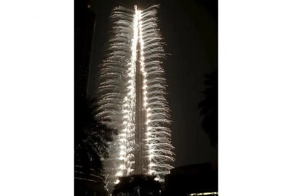 DI SERATA DUNIA... MENCAKAR LANGIT: 'Hiasan bunga api' menyerikan bangunan tertinggi di dunia, Burj Khalifa di Dubai, semasa sambutan Tahun Baru 2016. 