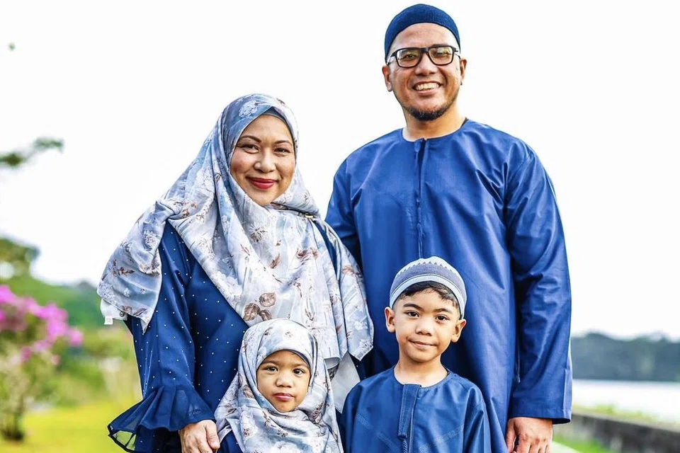 Penduduk lama Geylang Serai, Encik Irwan Kamsan, berasa reka bentuk moden Gerbang Ikonik mencerminkan kemajuan Geylang Serai. Bersamanya ialah isterinya, Cik Siti Raudah Saharoni, dan dua anaknya, Ishak Irwan dan Sarah Irwan.