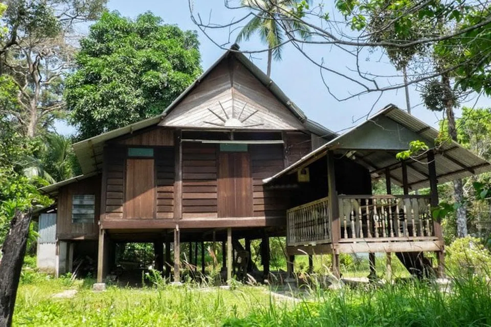 Rumah ibu ialah ruang utama untuk ahli keluarga berkumpul dan menghubungkan bahagian-bahagian rumah yang lain dalam rumah tradisional Melayu.