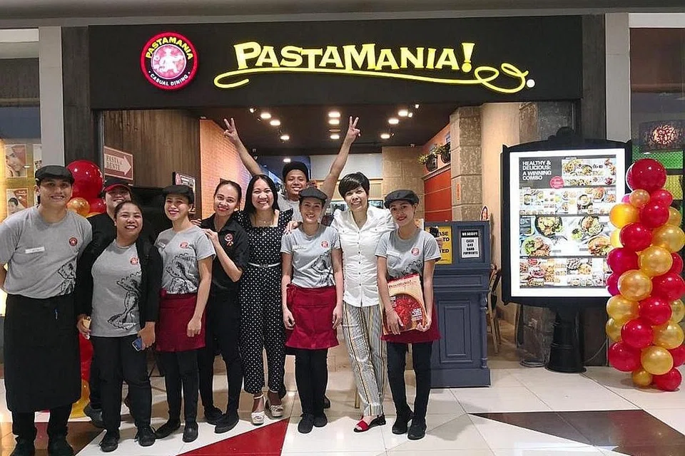 BANTU BUKA JENAMA DI LUAR NEGARA: Cik Roslina (dua dari kanan) bersama kakitangannya di PastaMania di Manila. - Foto ROSLINA SHAHARAN 