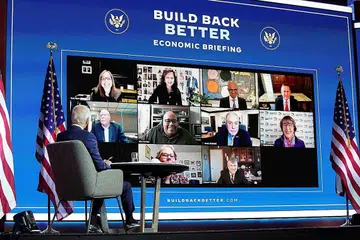 MAHU MENYERTAI SEMULA USAHA SEDUNIA: Bakal presiden Joe Biden menerima taklimat maya mengenai ekonomi daripada penasihat ekonominya di Wilmington, Delaware. Beliau mahu Amerika menyertai semula usaha sedunia dan tidak lagi berjalan sendirian. - Foto REUTERS